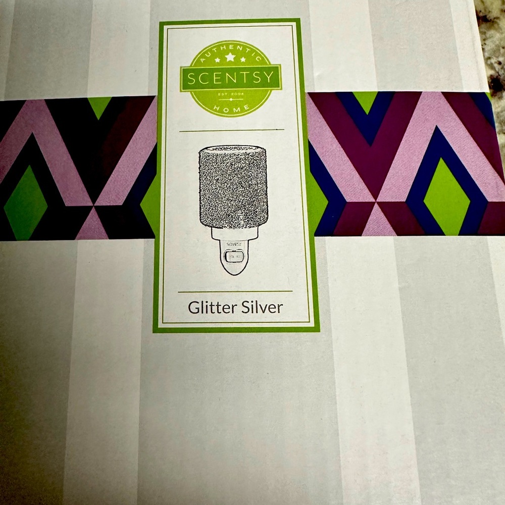 Scentsy plug in scented wax warmer. Glitter Silver. NWT